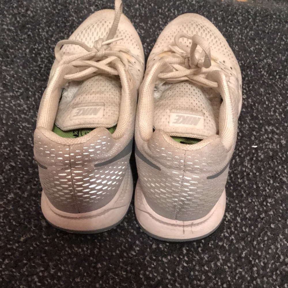 Nike running sneakers Size 8.5 - Picture 4 of 12